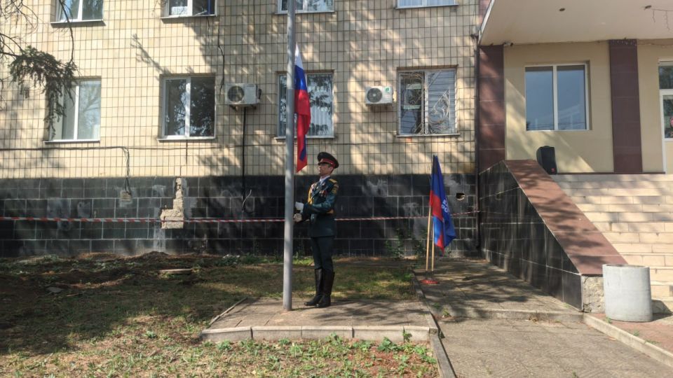 Николай Михайлов: 11 июня по партийному проекту Единой России «Историческая память» в поселке Старобешево принял участие в Торжественном поднятии Государственного флага Российской Федерации, посвященном Дню России Николай Михайлов: 11 июня по партийному проекту Единой России «Историческая память» в поселке Старобешево принял участие в Торжественном поднятии Государственного флага Российской Федерации, посвященном Дню России