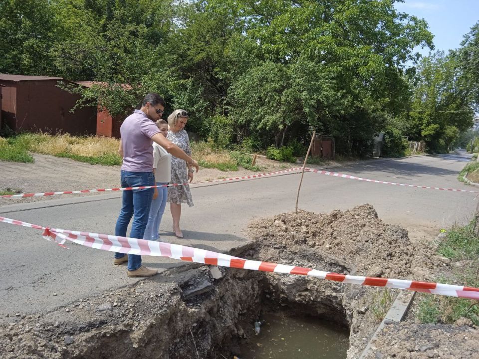 Василий Ткачук: В рамках проектов "Управдом" и "Школа ЖКХ" партии «Единая Россия» проведено обследование с целью предотвращения подтопления подвального помещения в результате аварийной ситуации на наружном водопровде по... Василий Ткачук: В рамках проектов "Управдом" и "Школа ЖКХ" партии «Единая Россия» проведено обследование с целью предотвращения подтопления подвального помещения в результате аварийной ситуации на наружном водопровде по...