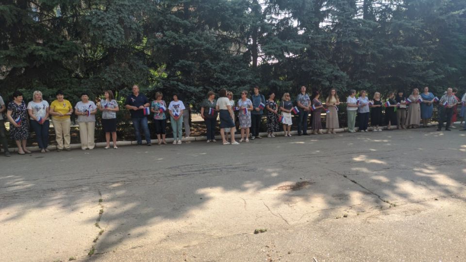 В Старобешево прошло Торжественное поднятие Государственного флага Российской Федерации, посвященное Дню России В Старобешево прошло Торжественное поднятие Государственного флага Российской Федерации, посвященное Дню России