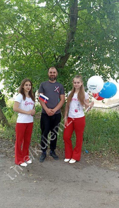 Алексей Кулемзин: Сегодня в Донецке накануне Дня России прошла раздача флажков, шариков и лент в цветах российского флага Алексей Кулемзин: Сегодня в Донецке накануне Дня России прошла раздача флажков, шариков и лент в цветах российского флага