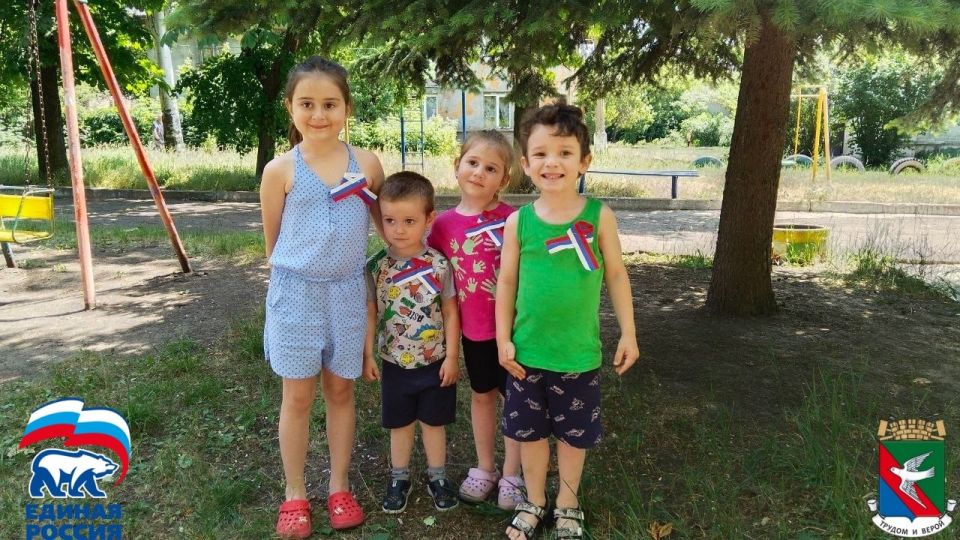 В Никитовском внутригородском районе города Горловка прошла патриотическая акция «Российский триколор» В Никитовском внутригородском районе города Горловка прошла патриотическая акция «Российский триколор»