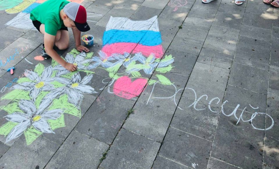 В преддверии Дня России Совет женщин г.Мариуполя совместно с Женским движением Единой России провели замечательный конкурс детских рисунков на асфальте «Мы рисуем Россию»! ... В преддверии Дня России Совет женщин г.Мариуполя совместно с Женским движением Единой России провели замечательный конкурс детских рисунков на асфальте «Мы рисуем Россию»! ...