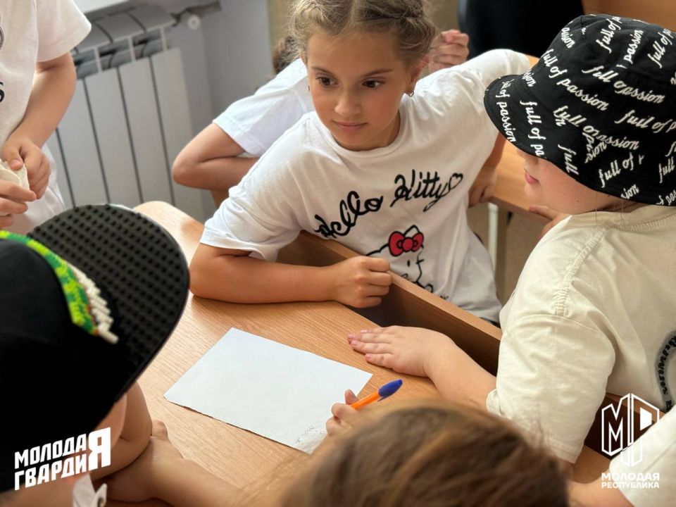 Заряжаем патриотизмом. Активисты Старобешевского штаба Молодёжки в преддверии Дня России провели интеллектуально-развлекательную программу для пришкольного лагеря «Ромашка» Дети соревновались в квизе, проверяя свои знания о... Заряжаем патриотизмом. Активисты Старобешевского штаба Молодёжки в преддверии Дня России провели интеллектуально-развлекательную программу для пришкольного лагеря «Ромашка» Дети соревновались в квизе, проверяя свои знания о...