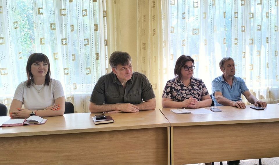 Наталья Бегуненко: Сегодня, 11 июня, руководитель Управы Петровского внутригородского района Администрации городского округа Донецк Бегуненко Наталья провела еженедельное аппаратное совещание Наталья Бегуненко: Сегодня, 11 июня, руководитель Управы Петровского внутригородского района Администрации городского округа Донецк Бегуненко Наталья провела еженедельное аппаратное совещание