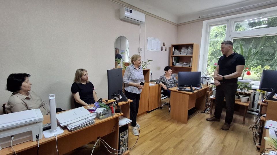 11.06.2025 депутат от фракции ЛДПР Тельмановского муниципального совета Владислав Брюхань провел встречу в трудовом коллективе Финансового управления Администрации Тельмановского м.о. В ходе встречи обсудили вопросы... 11.06.2025 депутат от фракции ЛДПР Тельмановского муниципального совета Владислав Брюхань провел встречу в трудовом коллективе Финансового управления Администрации Тельмановского м.о. В ходе встречи обсудили вопросы...