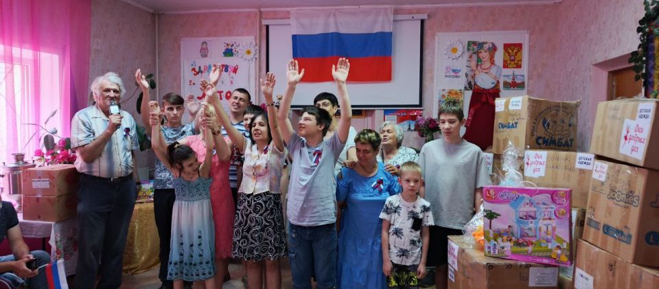 Юрий Будрин: Сегодня, 11 июня 2025 года, в рамках проекта "Крепкая Семья", реализуемого Единой Россией и в преддверии праздника Дня России руководитель управы Кировского внутригородского района Администрации городского... Юрий Будрин: Сегодня, 11 июня 2025 года, в рамках проекта "Крепкая Семья", реализуемого Единой Россией и в преддверии праздника Дня России руководитель управы Кировского внутригородского района Администрации городского...
