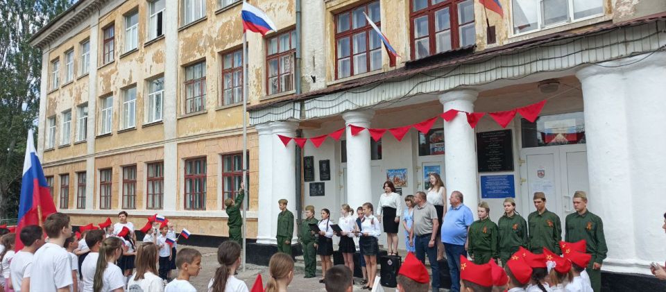 Юрий Будрин: Сегодня, в преддверии празднования Дня России, в МБОУ «Школа № 93 имени Н. П. Жердева» состоялась торжественная линейка, посвященная поднятию Государственного флага Российской Федерации! Юрий Будрин: Сегодня, в преддверии празднования Дня России, в МБОУ «Школа № 93 имени Н. П. Жердева» состоялась торжественная линейка, посвященная поднятию Государственного флага Российской Федерации!