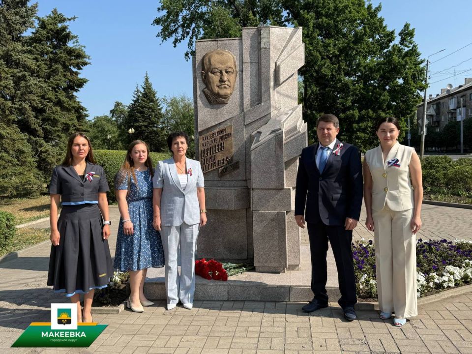 В Макеевке состоялось торжественное возложение цветов к памятнику маршала России В Макеевке состоялось торжественное возложение цветов к памятнику маршала России