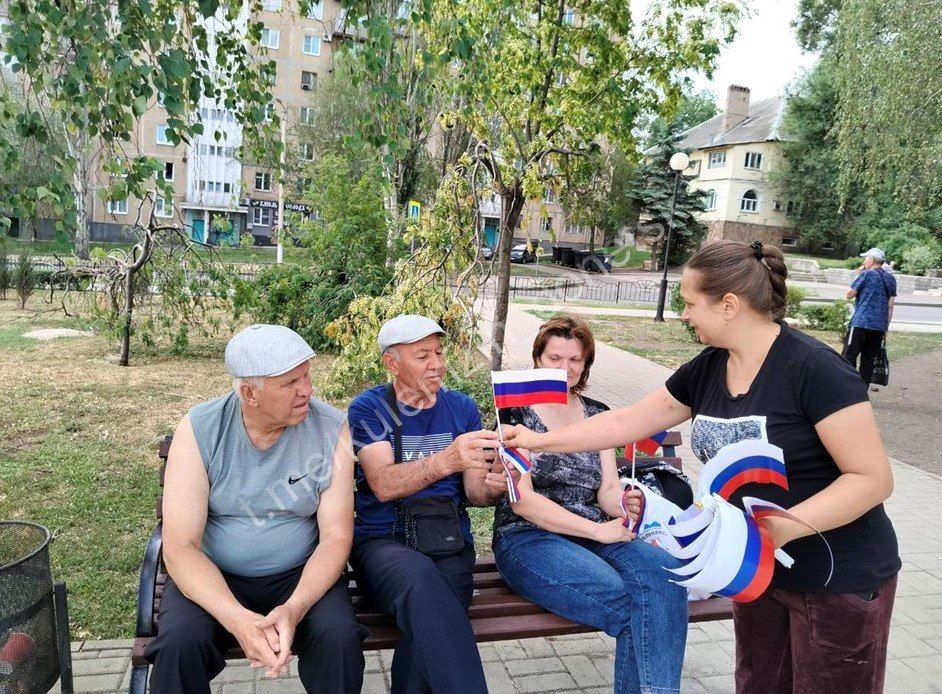 Алексей Кулемзин: Сегодня в Донецке накануне Дня России прошла раздача флажков, шариков и лент в цветах российского флага Алексей Кулемзин: Сегодня в Донецке накануне Дня России прошла раздача флажков, шариков и лент в цветах российского флага