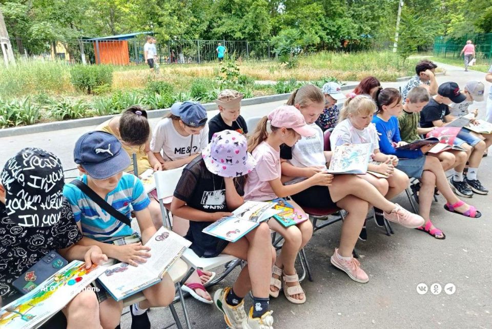 Библиотекари напомнили мариупольской детворе о правилах безопасных каникул Библиотекари напомнили мариупольской детворе о правилах безопасных каникул