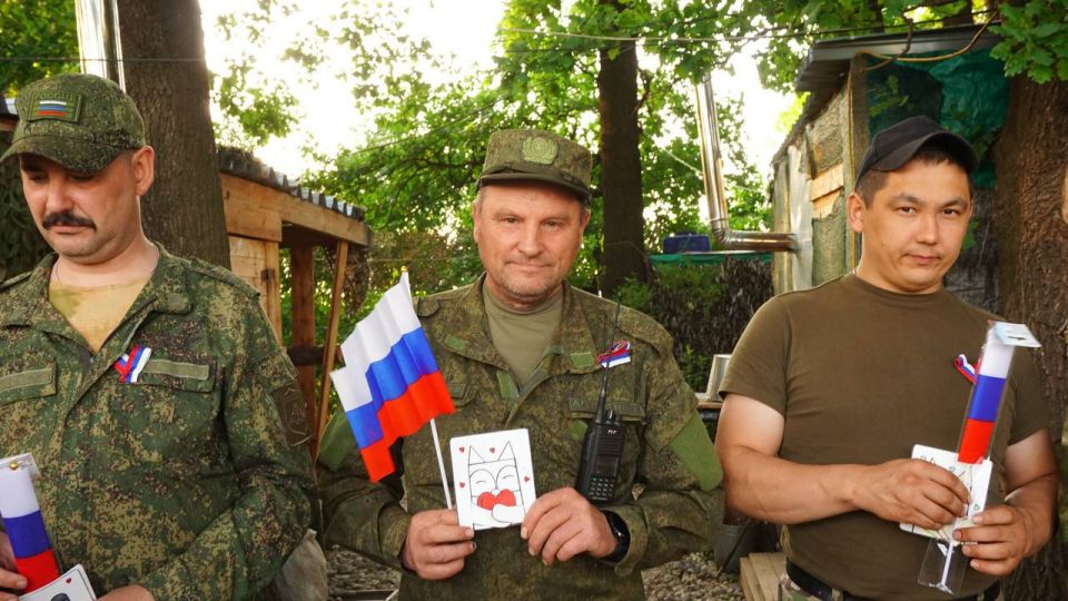 Денис Зубов: С наилучшими пожеланиями. Активная молодежь Иловайска совместно с волонтёрами Дома Народного Единства из Нижнего Новгорода посетили участников СВО в расположении Денис Зубов: С наилучшими пожеланиями. Активная молодежь Иловайска совместно с волонтёрами Дома Народного Единства из Нижнего Новгорода посетили участников СВО в расположении