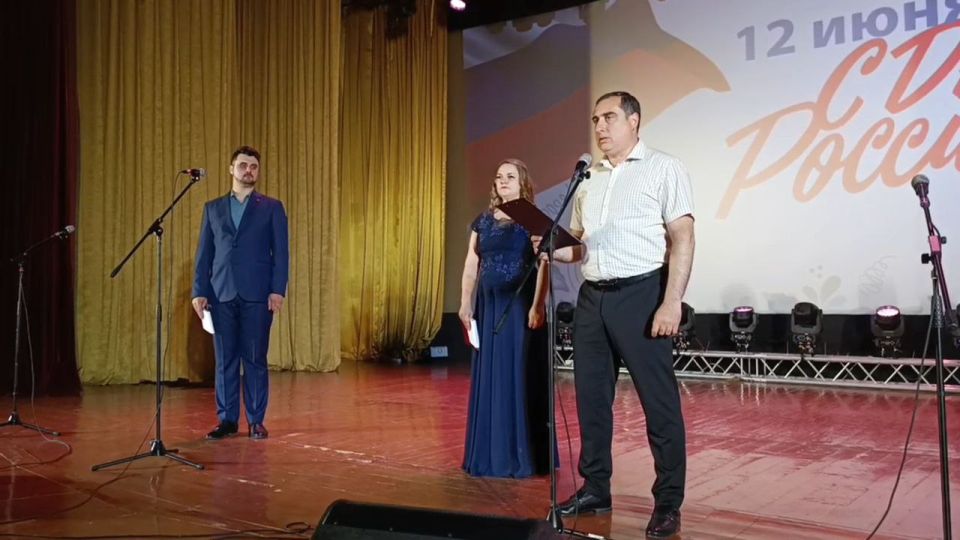 В Снежном прошел торжественный концерт ко Дню России В Снежном прошел торжественный концерт ко Дню России