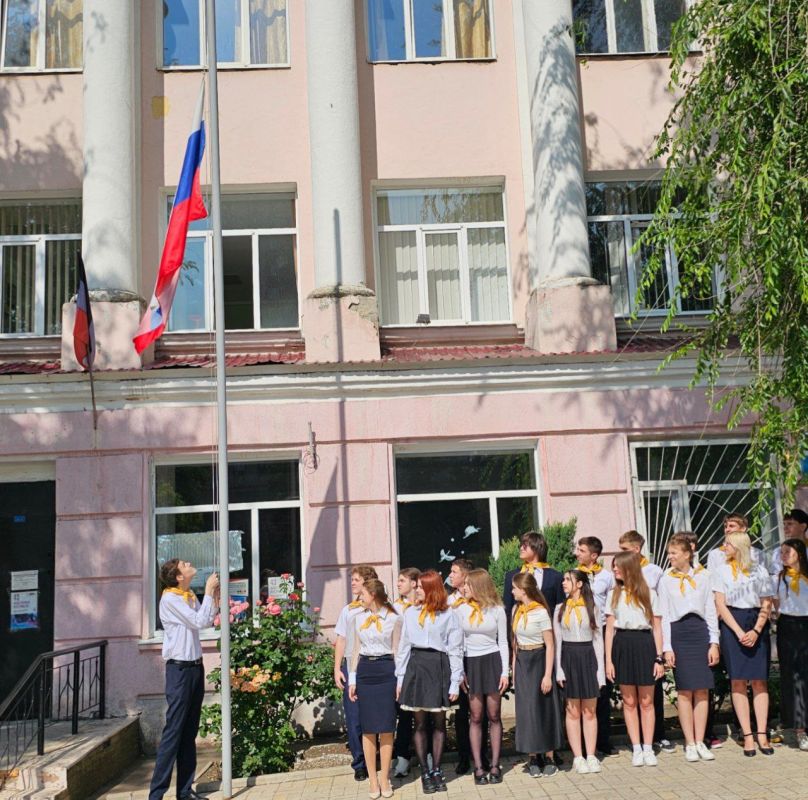 Татьяна Копылова: В Ворошиловском внутригородском районе города Донецка прошла церемония поднятия государственного флага Татьяна Копылова: В Ворошиловском внутригородском районе города Донецка прошла церемония поднятия государственного флага