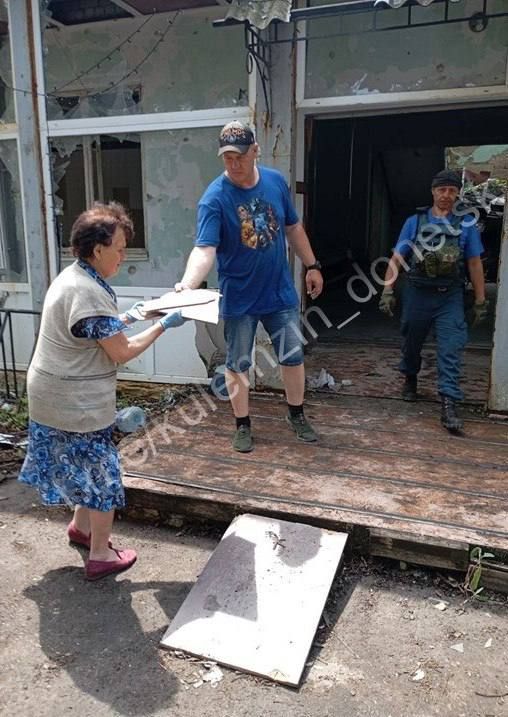 В освобожденной Красногоровке провели субботник ко Дню России В освобожденной Красногоровке провели субботник ко Дню России