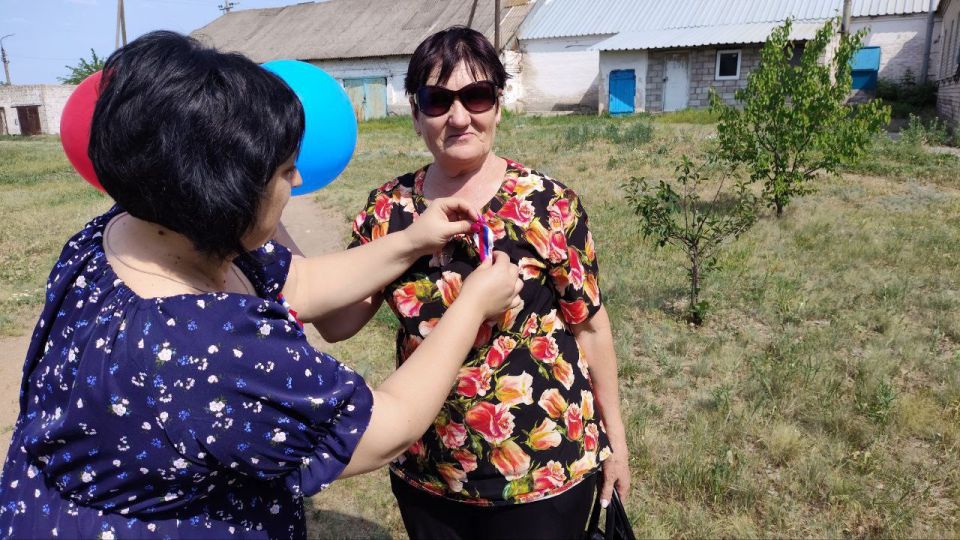 В рамках партийного проекта #ИсторическаяПамять, в преддверии Государственного праздника Дня России, МБУ "Новоалексеевский СДК" провели патриотическую акцию, в ходе которой раздавали шары и ленточки "Российского триколора"! В рамках партийного проекта #ИсторическаяПамять, в преддверии Государственного праздника Дня России, МБУ "Новоалексеевский СДК" провели патриотическую акцию, в ходе которой раздавали шары и ленточки "Российского триколора"!