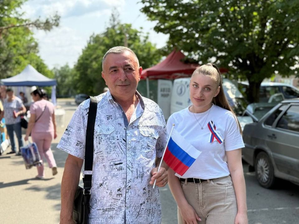 Николай Михайлов: В Старобешево прошла акция "Родиной горжусь" Николай Михайлов: В Старобешево прошла акция "Родиной горжусь"