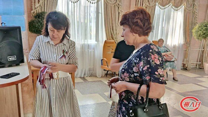 Сегодня, 11 июня, в центральном аппарате ФГУП «Железные дороги Новороссии» и в подразделениях Донецкого, Луганского и Мелитополь-Херсонского филиалов ФГУП «ЖДН» провели акцию «Российский триколор» Сегодня, 11 июня, в центральном аппарате ФГУП «Железные дороги Новороссии» и в подразделениях Донецкого, Луганского и Мелитополь-Херсонского филиалов ФГУП «ЖДН» провели акцию «Российский триколор»