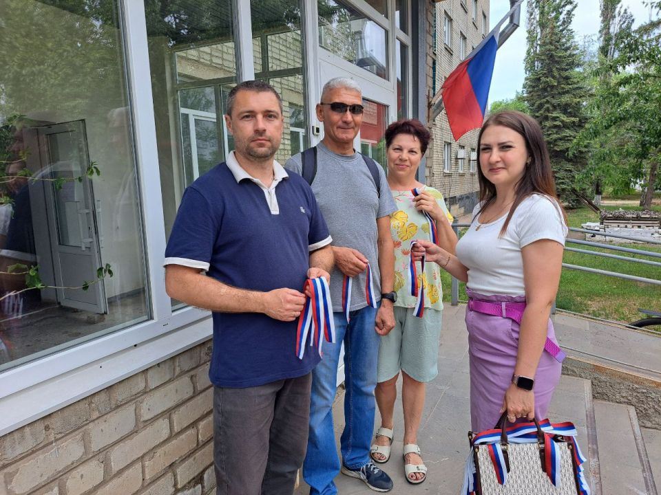 Сергей Желновач: В преддверии празднования Дня России, сотрудники Светлодарского территориального отдела присоединились к акции "Российский триколор" Сергей Желновач: В преддверии празднования Дня России, сотрудники Светлодарского территориального отдела присоединились к акции "Российский триколор"
