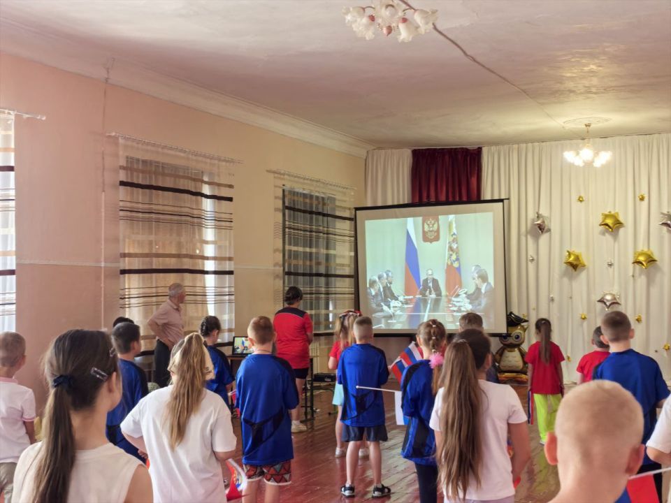 Сегодняшний день в пришкольном лагере «Дружба» ГБОУ «Мироновская школа № 10 г.о. Дебальцево» был посвящен Дню России Сегодняшний день в пришкольном лагере «Дружба» ГБОУ «Мироновская школа № 10 г.о. Дебальцево» был посвящен Дню России