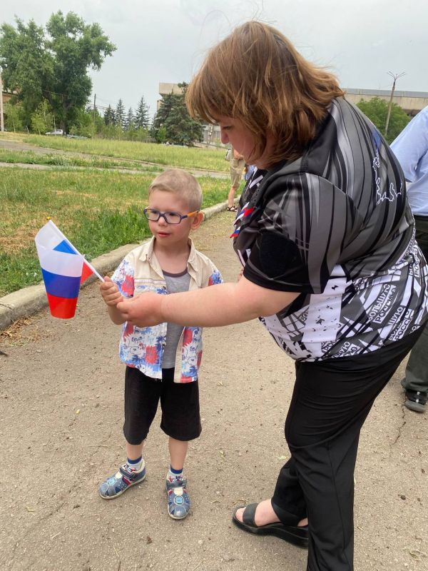 Раздача лент и флажков в цвет российского триколора Раздача лент и флажков в цвет российского триколора