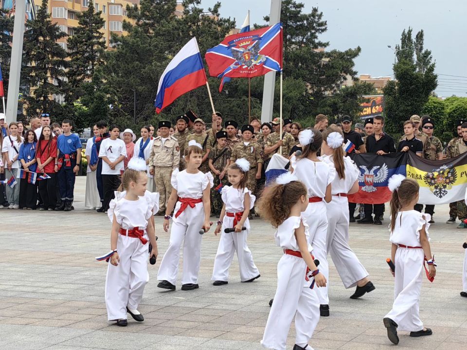 Сегодня, в День России, на площади Ленина состоялся торжественный митинг Сегодня, в День России, на площади Ленина состоялся торжественный митинг