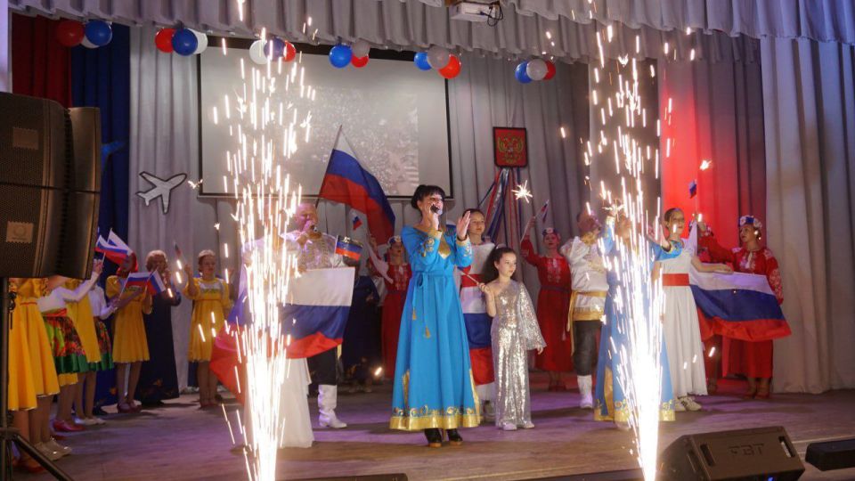 Россия.... В одном этом слове — вся наша история, вся наша боль и вся наша надежда! В Мангушском муниципальном округе, в рамках проекта «Культура малой Родины», состоялось торжественное мероприятие ко Дню России Россия.... В одном этом слове — вся наша история, вся наша боль и вся наша надежда! В Мангушском муниципальном округе, в рамках проекта «Культура малой Родины», состоялось торжественное мероприятие ко Дню России