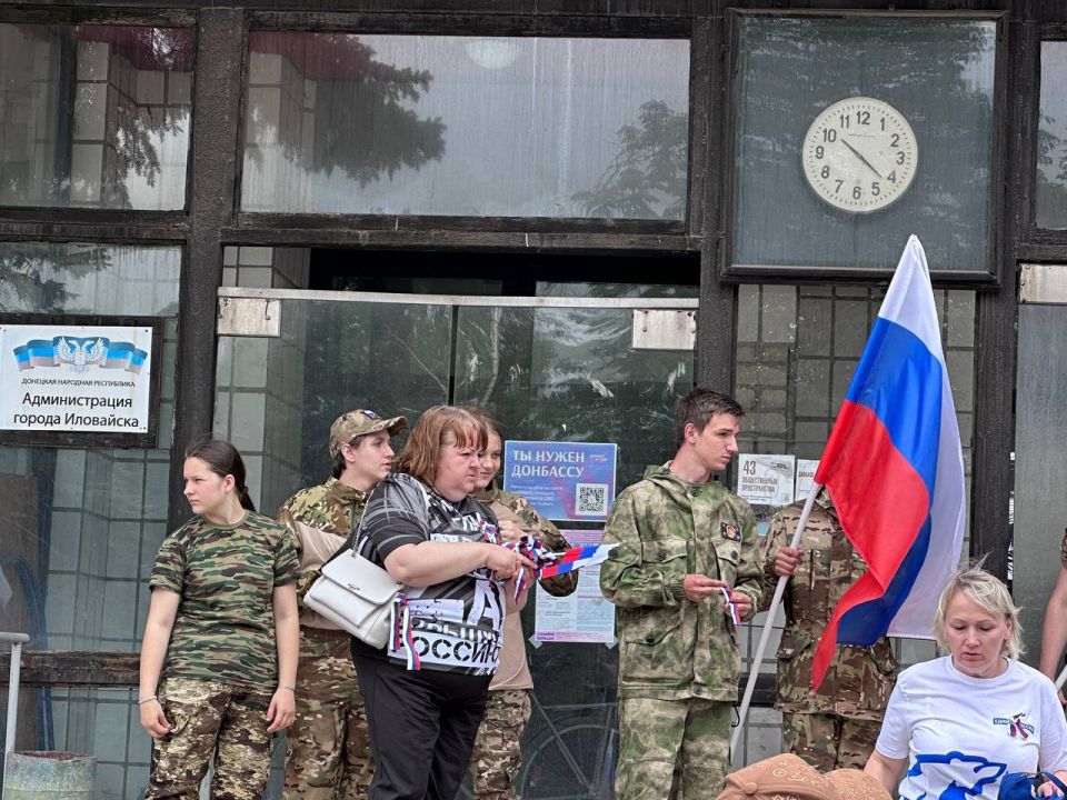 Раздача лент и флажков в цвет российского триколора Раздача лент и флажков в цвет российского триколора