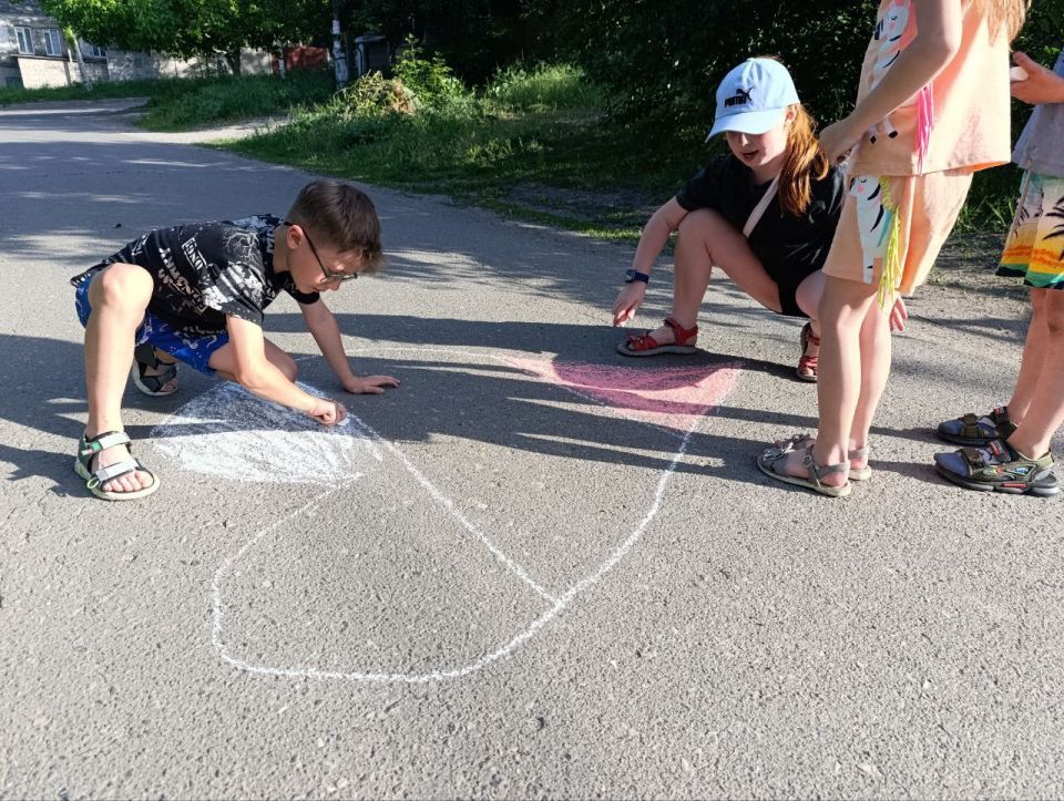 С Днём России!. Сегодня, 12 июня, в Ленинском районе состоялось мероприятие, в рамках которого дети выразили свою любовь к России через творчество, представив рисунки, посвященные стране С Днём России!. Сегодня, 12 июня, в Ленинском районе состоялось мероприятие, в рамках которого дети выразили свою любовь к России через творчество, представив рисунки, посвященные стране
