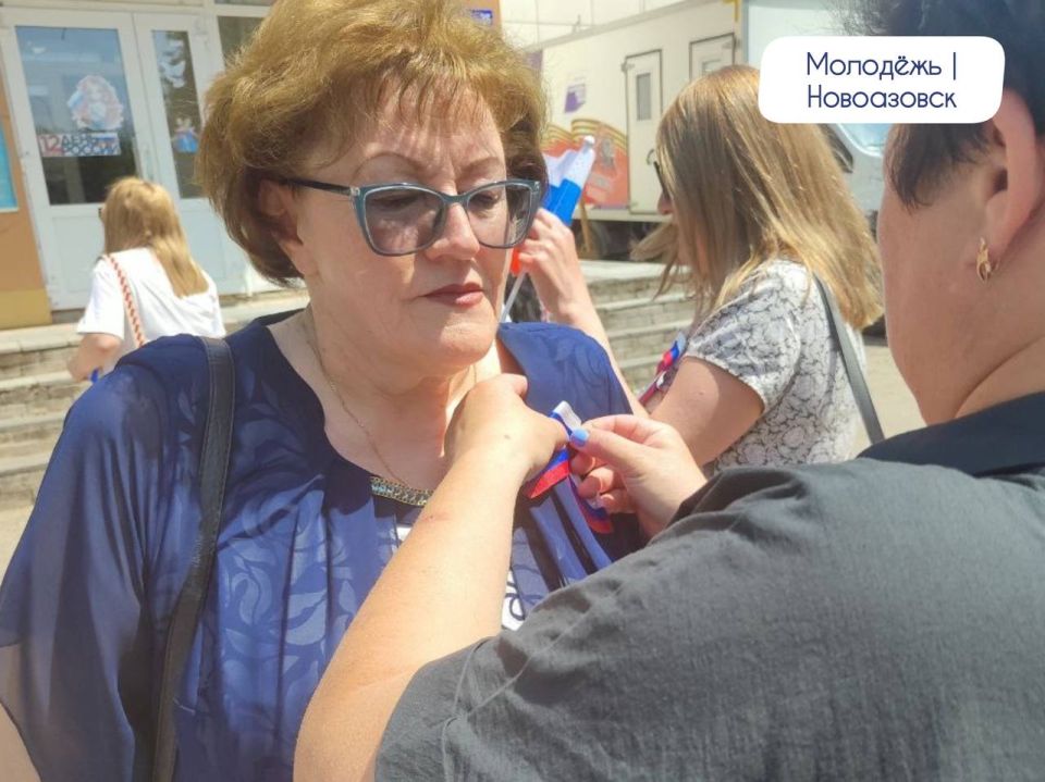 В День России сектор молодёжной политики и активная молодёжь поздравляет с праздником! В День России сектор молодёжной политики и активная молодёжь поздравляет с праздником!
