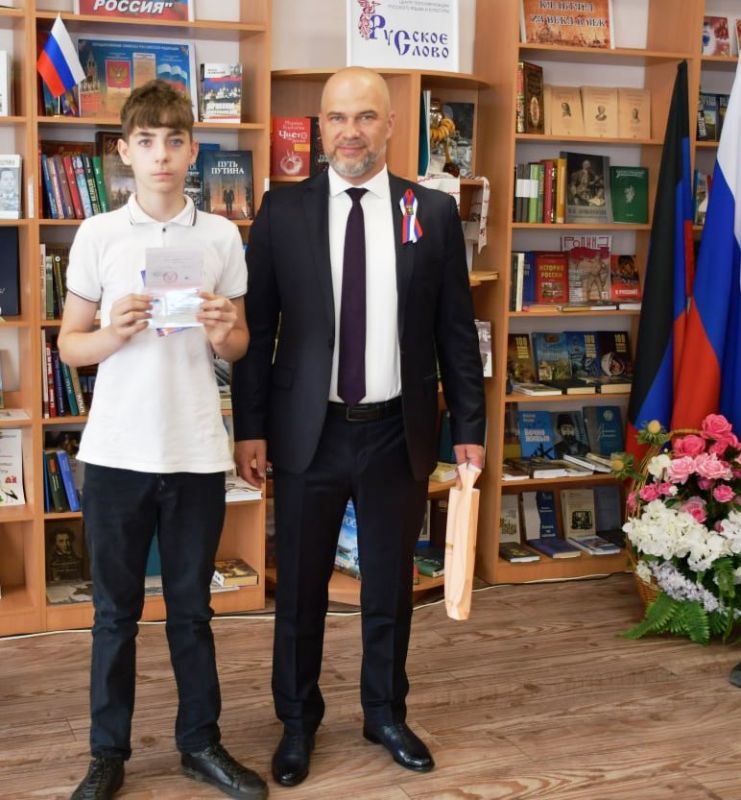 Сергей Желновач: В День России в торжественной обстановке вручил юным гражданам, достигшим 14 лет, паспорта гражданина Российской Федерации Сергей Желновач: В День России в торжественной обстановке вручил юным гражданам, достигшим 14 лет, паспорта гражданина Российской Федерации
