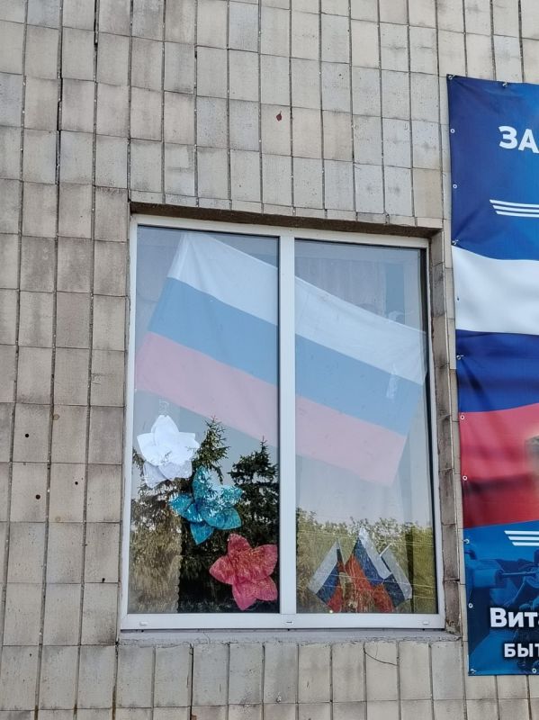 В День России жители Тельмановского округа активно включились в праздничное настроение, присоединившись к всероссийской акции "Окна России" В День России жители Тельмановского округа активно включились в праздничное настроение, присоединившись к всероссийской акции "Окна России"