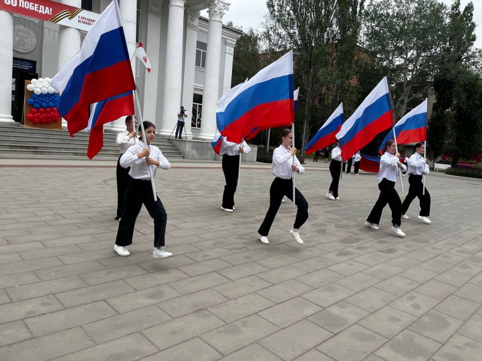 Виктория Жукова: Сегодня в честь Дня России на площади перед Харцызским городским Дворцом культуры прошло тематическое мероприятие Виктория Жукова: Сегодня в честь Дня России на площади перед Харцызским городским Дворцом культуры прошло тематическое мероприятие