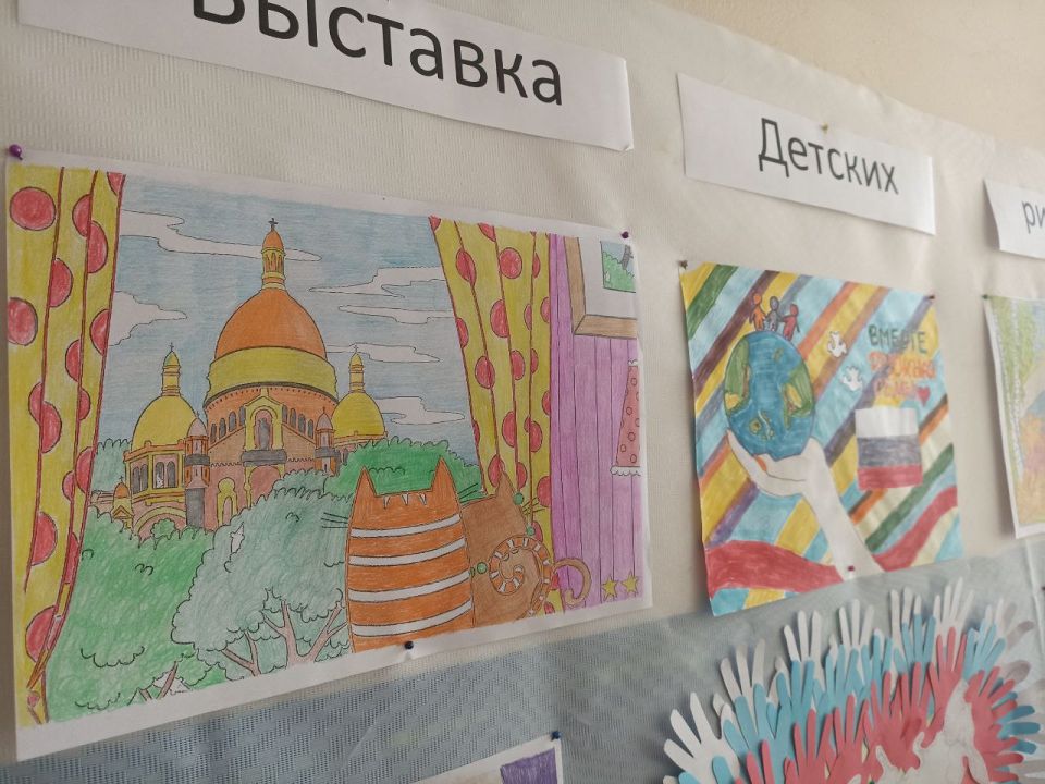 К празднику Дня России участники кружков самодеятельности Каменского СДК подготовили выставку детских рисунков К празднику Дня России участники кружков самодеятельности Каменского СДК подготовили выставку детских рисунков