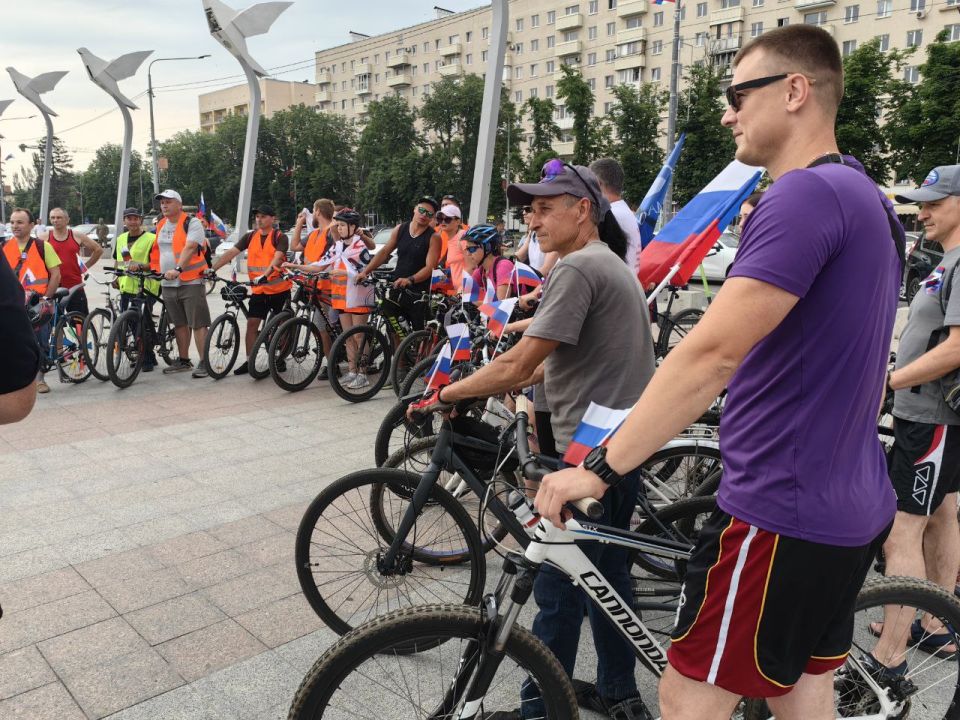 Сегодня, в День России, на площади Ленина состоялся торжественный митинг Сегодня, в День России, на площади Ленина состоялся торжественный митинг