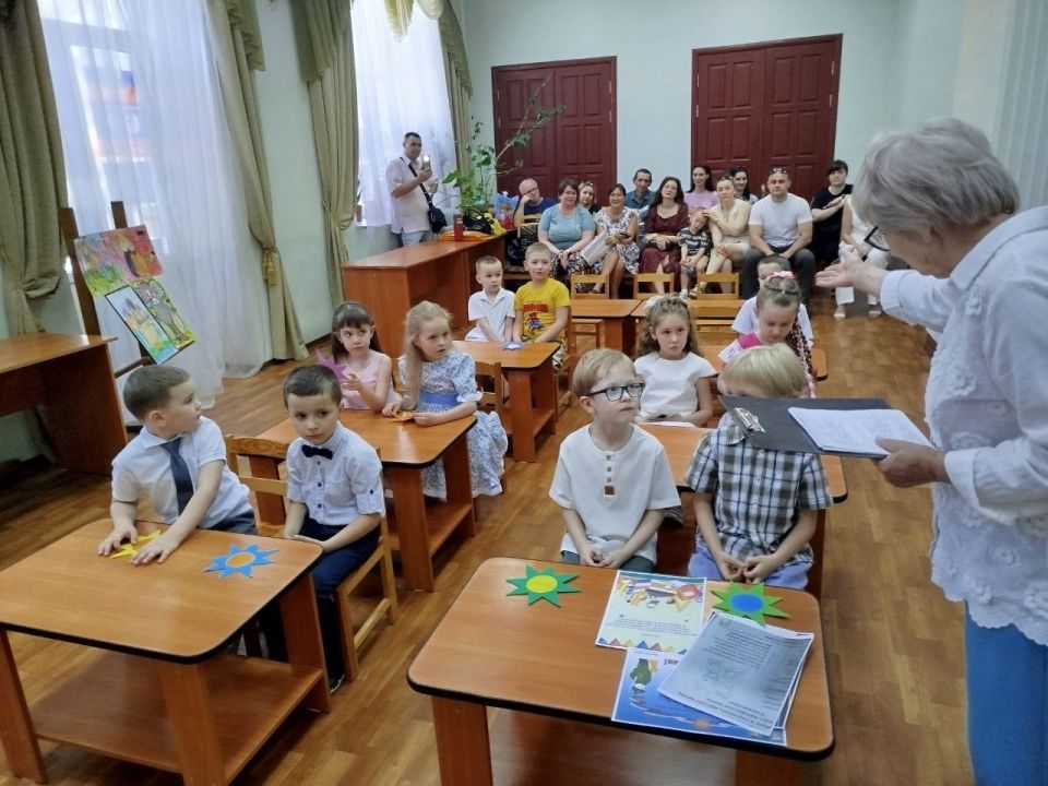 В Донецком детском доме культуры железнодорожников состоялся выпускной для детей, завершивших занятия в кружке раннего интеллектуального развития «Познайка» В Донецком детском доме культуры железнодорожников состоялся выпускной для детей, завершивших занятия в кружке раннего интеллектуального развития «Познайка»