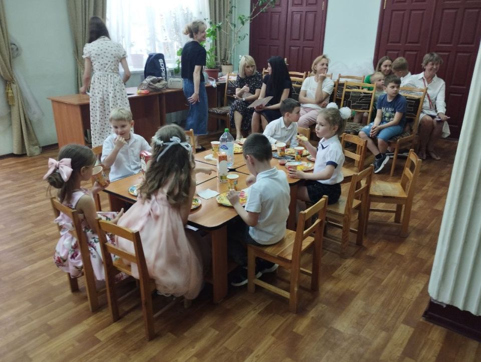 В Донецком детском доме культуры железнодорожников состоялся выпускной для детей, завершивших занятия в кружке раннего интеллектуального развития «Познайка» В Донецком детском доме культуры железнодорожников состоялся выпускной для детей, завершивших занятия в кружке раннего интеллектуального развития «Познайка»