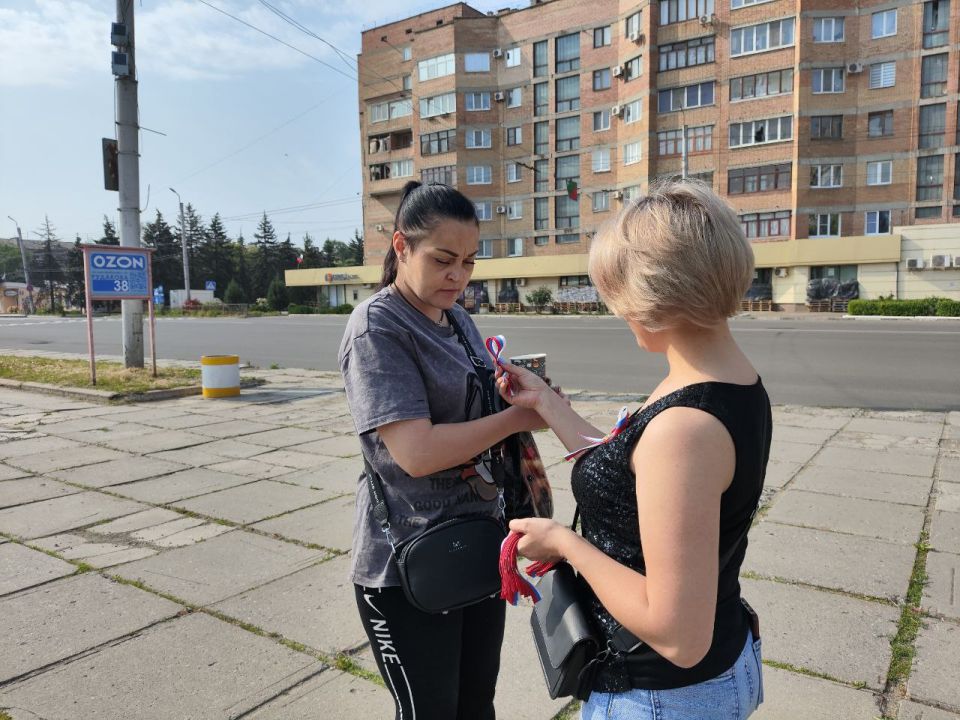 В Центрально-Городском внутригородском районе города Горловка прошла патриотическая акция «Российский триколор» В Центрально-Городском внутригородском районе города Горловка прошла патриотическая акция «Российский триколор»