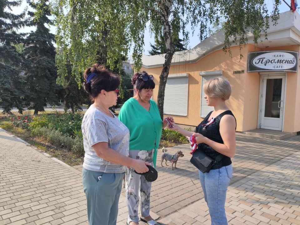 В Центрально-Городском внутригородском районе города Горловка прошла патриотическая акция «Российский триколор» В Центрально-Городском внутригородском районе города Горловка прошла патриотическая акция «Российский триколор»