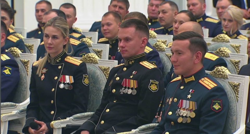 Константин Кузьмин: Вместе с однокурсниками по программе «Время Героев» встретился с Президентом России Владимиром Путиным Константин Кузьмин: Вместе с однокурсниками по программе «Время Героев» встретился с Президентом России Владимиром Путиным