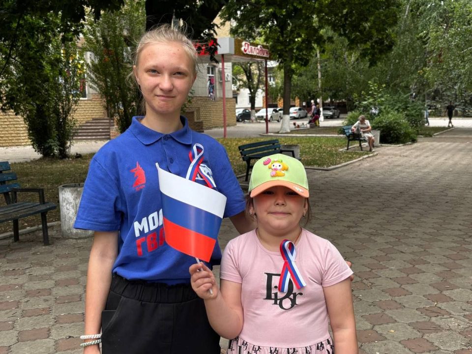 В Ждановке прошла патриотическая акция ко Дню России В Ждановке прошла патриотическая акция ко Дню России