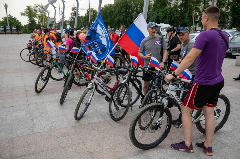 В Мариуполе состоялось торжественное поднятие флага России В Мариуполе состоялось торжественное поднятие флага России
