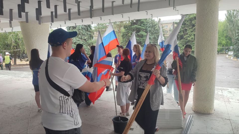 В Ждановке прошла патриотическая акция ко Дню России В Ждановке прошла патриотическая акция ко Дню России