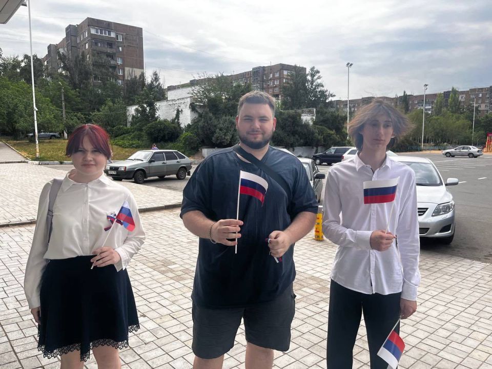 «Я люблю Россию». В рамках мероприятий по празднованию Дня России в Пролетарском районе города Донецка состоялась акция «Я люблю Россию». Участники мероприятия поздравляли жителей с праздником, вручали ленты и флажки в... «Я люблю Россию». В рамках мероприятий по празднованию Дня России в Пролетарском районе города Донецка состоялась акция «Я люблю Россию». Участники мероприятия поздравляли жителей с праздником, вручали ленты и флажки в...