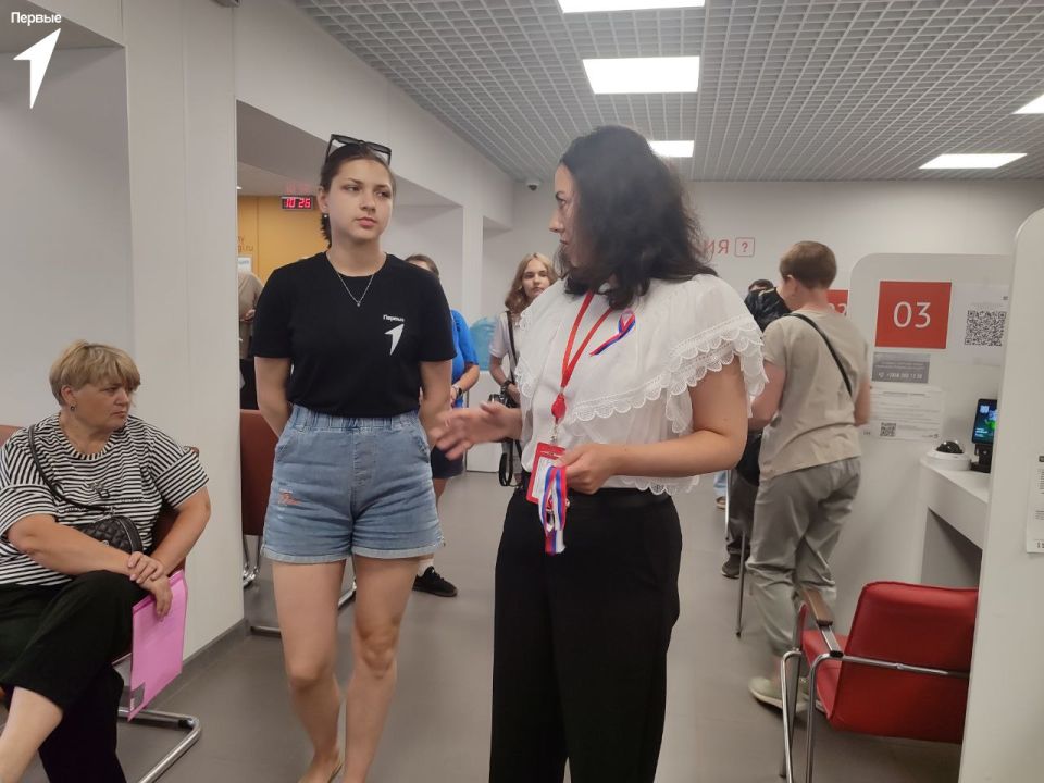 День России. В День России Первые, совместно со специалистами Отделения ГБУ «МФЦ ДНР» г. Енакиево, раздали жителям ленточки в цветах российского флага – символа нашей Родины, единства и гордости за свою страну День России. В День России Первые, совместно со специалистами Отделения ГБУ «МФЦ ДНР» г. Енакиево, раздали жителям ленточки в цветах российского флага – символа нашей Родины, единства и гордости за свою страну