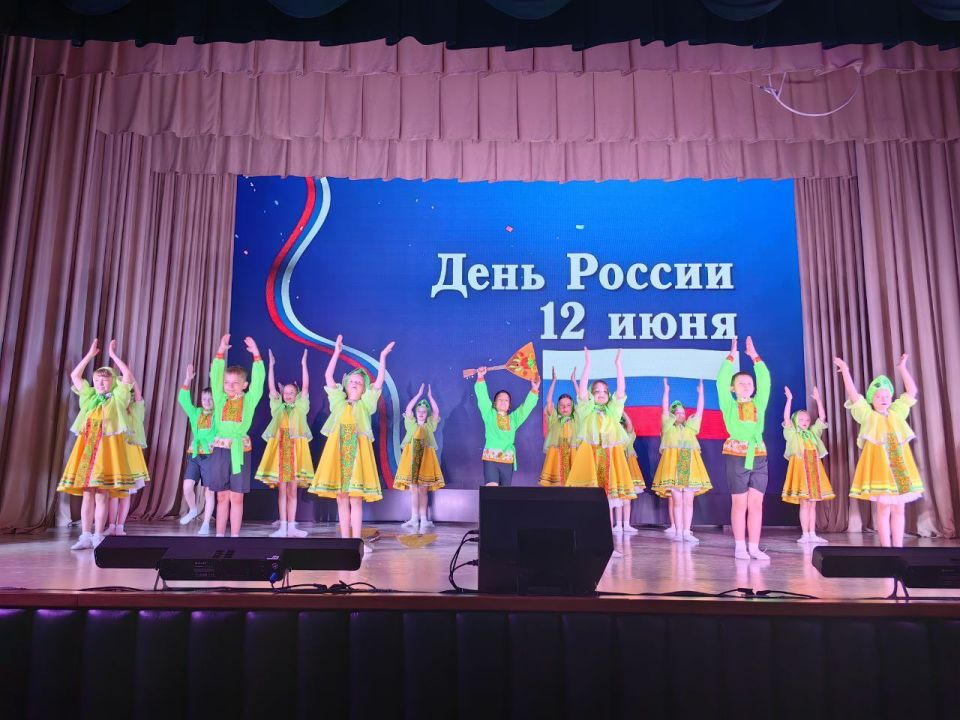 Наталья Великодная: В День России в Тельмановском РДК состоялся праздничный концерт, посвященный нашей великой и могучей, любимой и родной державе Наталья Великодная: В День России в Тельмановском РДК состоялся праздничный концерт, посвященный нашей великой и могучей, любимой и родной державе