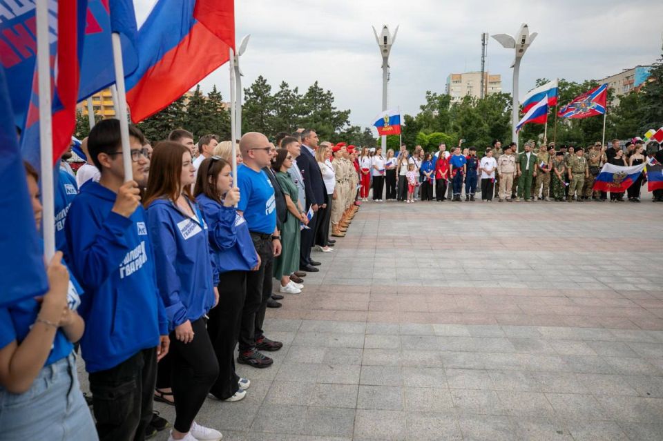 В Мариуполе состоялось торжественное поднятие флага России В Мариуполе состоялось торжественное поднятие флага России