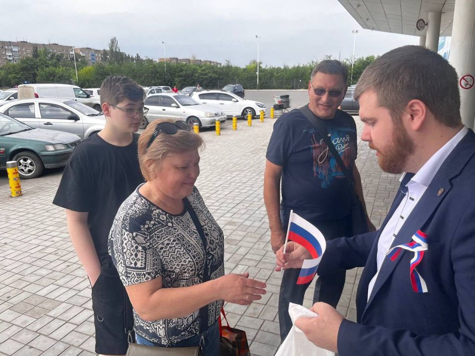 «Я люблю Россию». В рамках мероприятий по празднованию Дня России в Пролетарском районе города Донецка состоялась акция «Я люблю Россию». Участники мероприятия поздравляли жителей с праздником, вручали ленты и флажки в... «Я люблю Россию». В рамках мероприятий по празднованию Дня России в Пролетарском районе города Донецка состоялась акция «Я люблю Россию». Участники мероприятия поздравляли жителей с праздником, вручали ленты и флажки в...