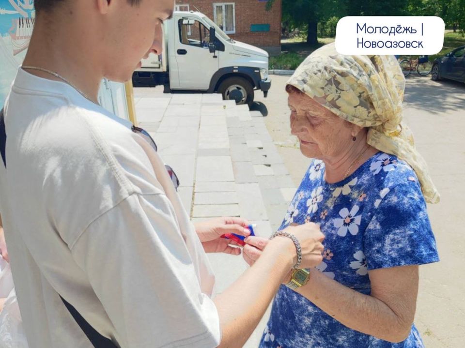 В День России сектор молодёжной политики и активная молодёжь поздравляет с праздником! В День России сектор молодёжной политики и активная молодёжь поздравляет с праздником!