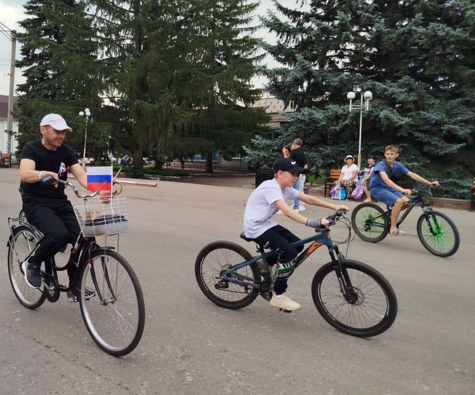«СПОРТИВНЫЙ ДОНБАСС». 12 июня — Велопробег в честь Дня России! Сегодня, в День России, Володарский муниципальный округ объединился в движении и отличном настроении! Жители всех возрастов — от самых юных до взрослых — приняли... «СПОРТИВНЫЙ ДОНБАСС». 12 июня — Велопробег в честь Дня России! Сегодня, в День России, Володарский муниципальный округ объединился в движении и отличном настроении! Жители всех возрастов — от самых юных до взрослых — приняли...