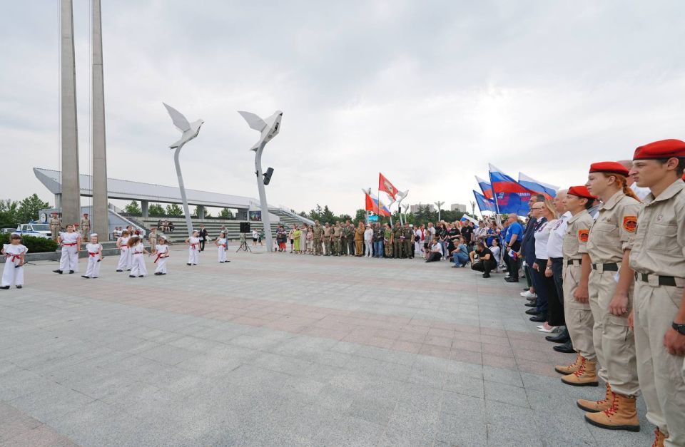 В Мариуполе торжественно отмечают День России В Мариуполе торжественно отмечают День России